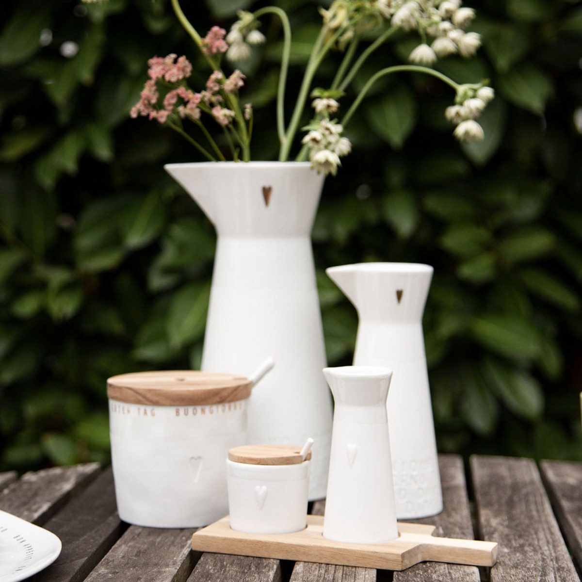 Räder Little Friends Porcelain Milk & Sugar Set on Acacia Board – image 3