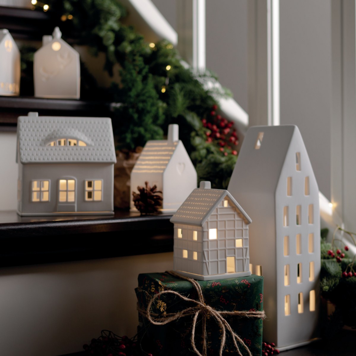 Räder Lighthouse Dormer House Porcelain Tealight Holder – image 5