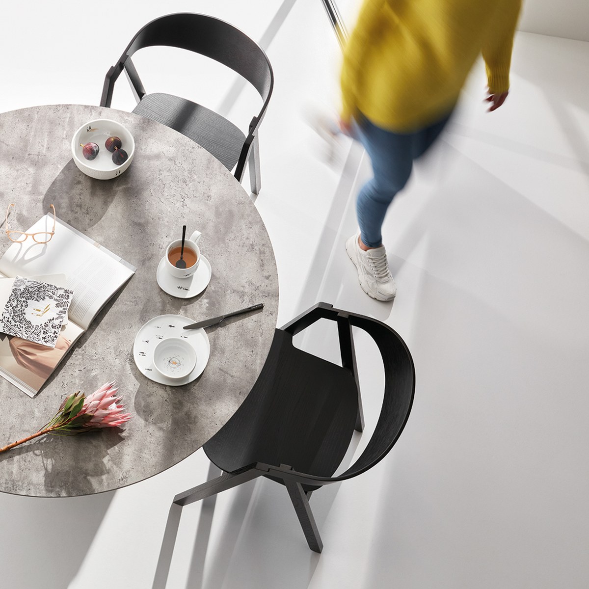 Räder Picture Story 'A Walk in the Park' Porcelain Cup – image 2