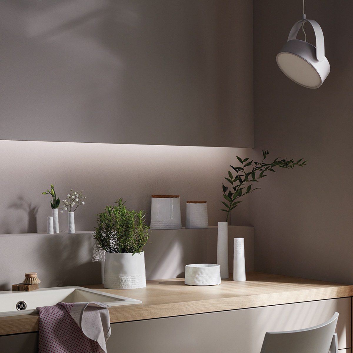 Räder Poetry Embossed Porcelain Herb Pot – image 3