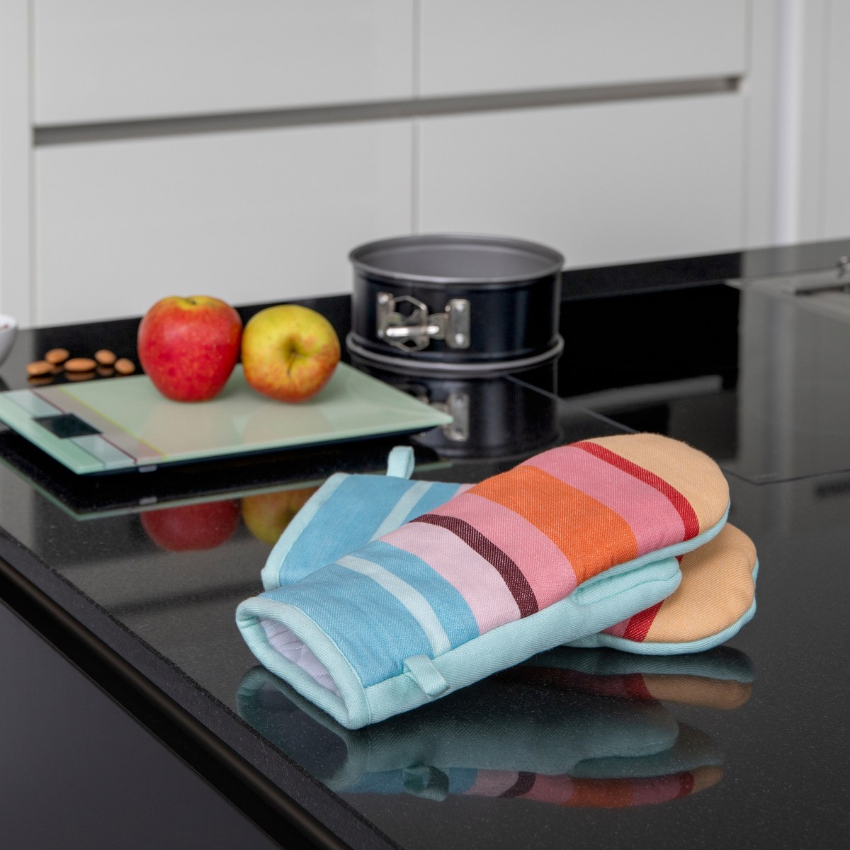 Remember Oven Mitts No.4, Set of 2 – image 3