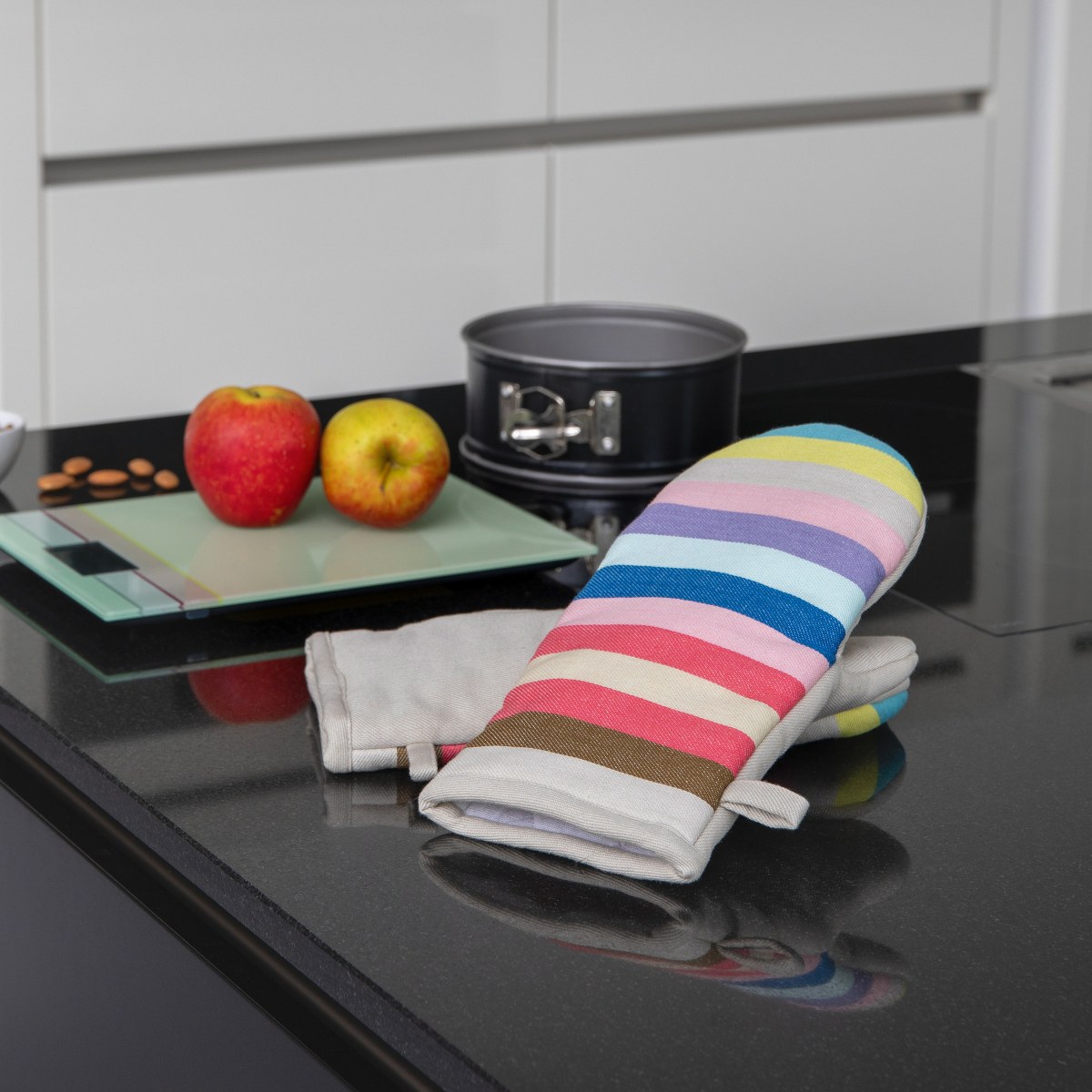 Remember Oven Mitts No.5, Set of 2 – image 3