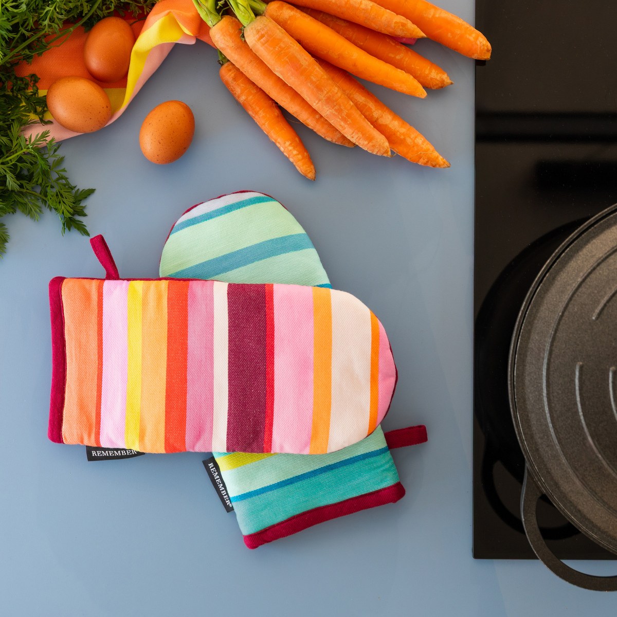 Remember Oven Mitts No.7, Set of 2 – image 3